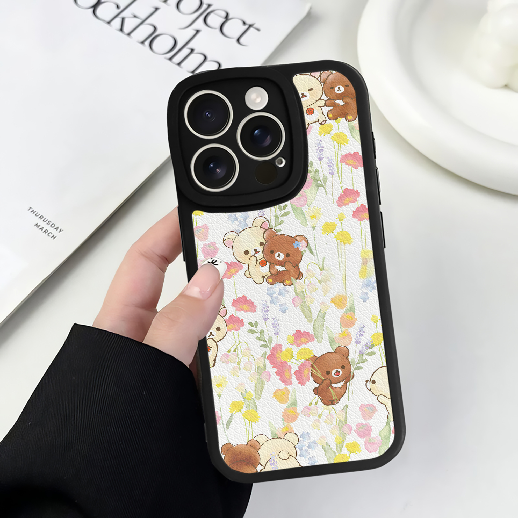 （画像用） リラックマ リラックマ キイロイトリ Rilakkuma Korilakkuma Kiiroitori 【iPhone 16シリーズ対応】シリコンスマホケース（レザー調） 材質：シリコン